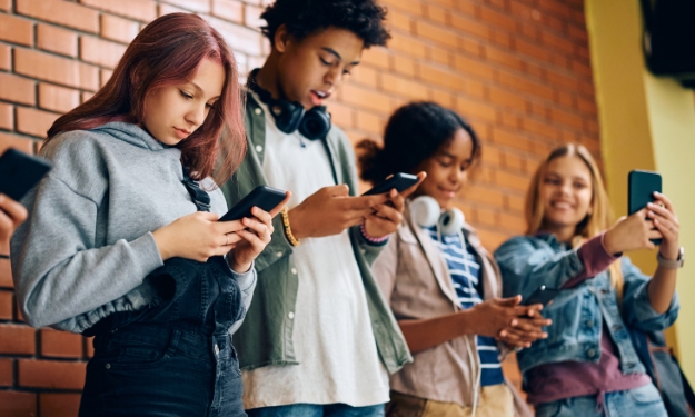 Câmara dos deputados aprova projeto de lei que restringe uso de celulares nas escolas
